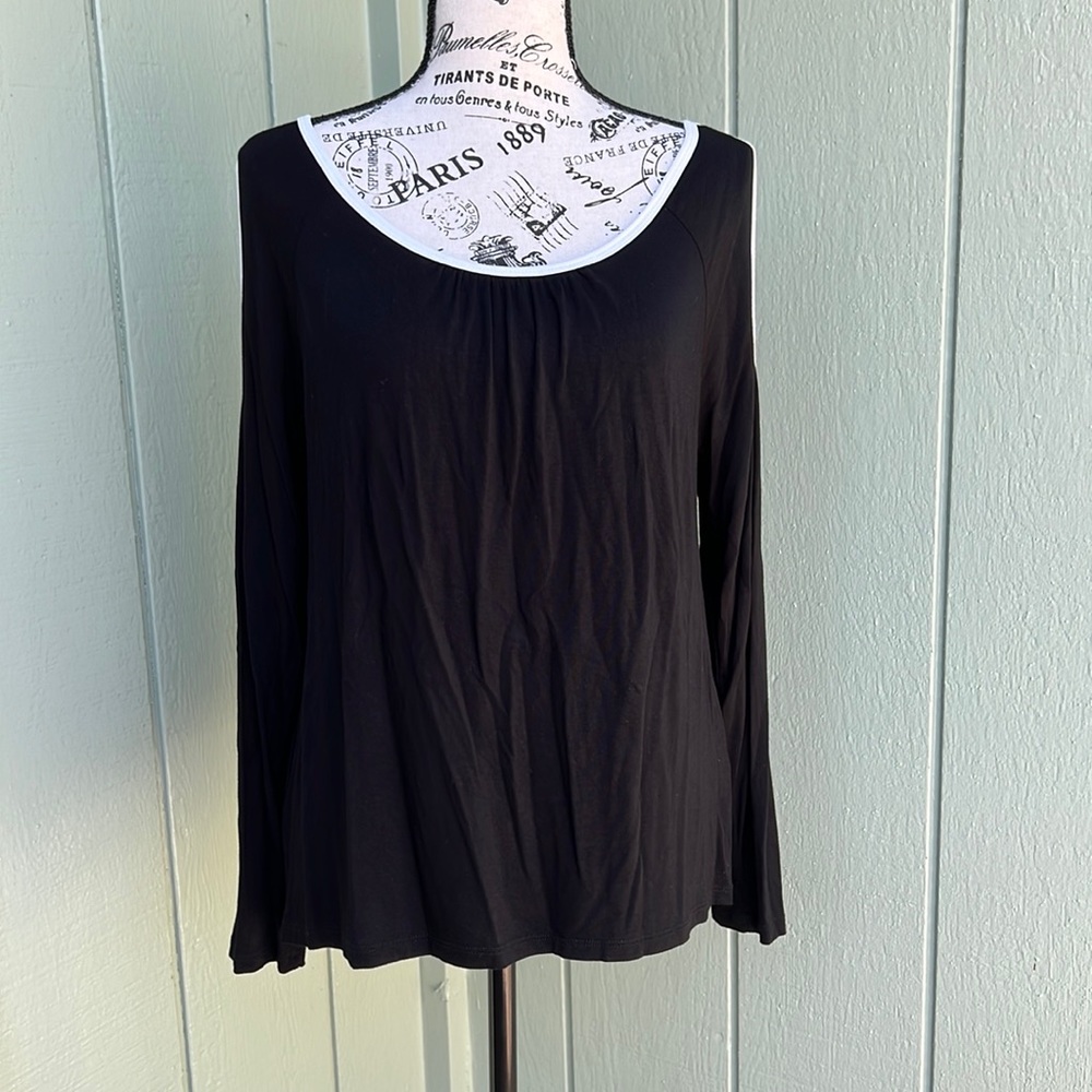 Cable & gage Black long sleeve cold shoulder top. Size M
